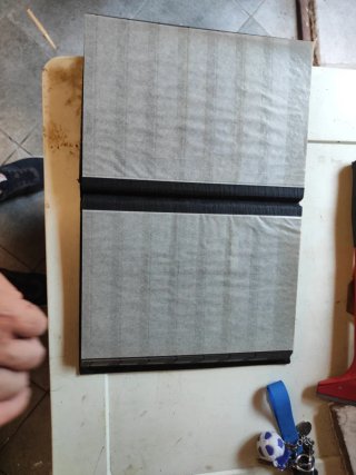 Porta francobolli nero con dettagli dorati