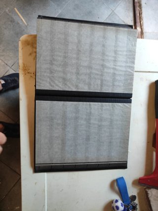 Porta francobolli nero con dettagli dorati