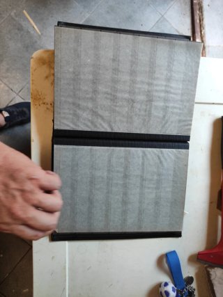 Porta francobolli nero con dettagli dorati