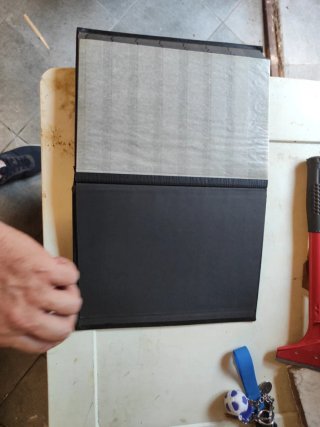 Porta francobolli nero con dettagli dorati