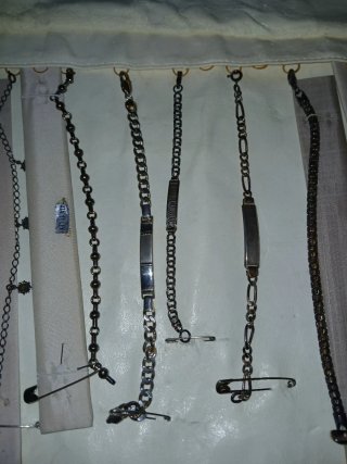 Lote de pulseras y collares