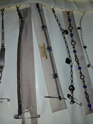 Lote de pulseras y collares