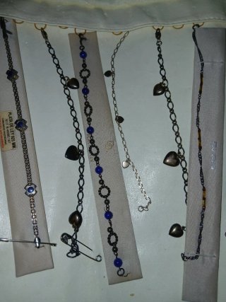 Lote de pulseras y collares