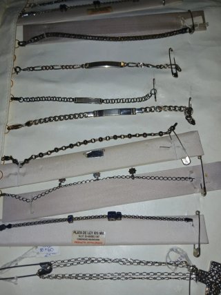 Lote de pulseras y collares