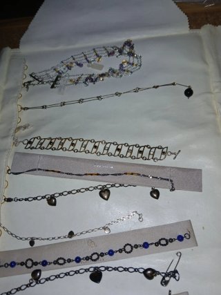 Lote de pulseras y collares