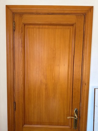 Puerta de madera maciza