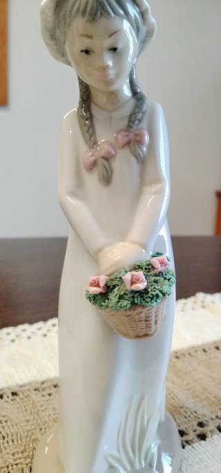 Figura niña con cesta de flores