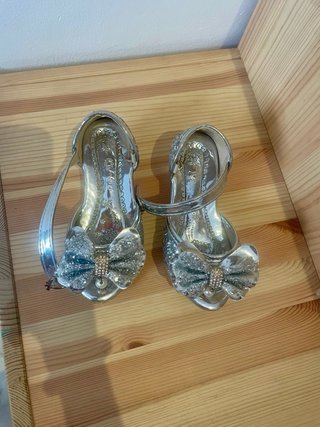 Zapatos plateados con lazo y perla
