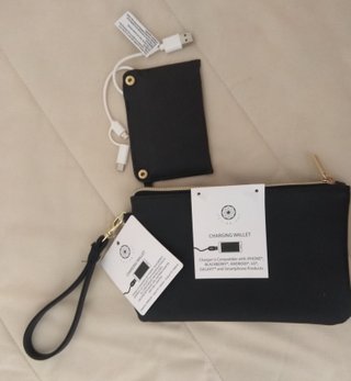 Monedero negro con cargador