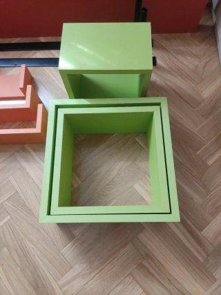 Estanterías Modulares Naranjas y Verdes.
