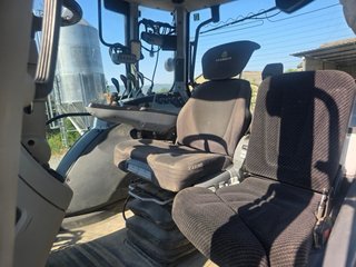 Tractor Valtra con pala frontal