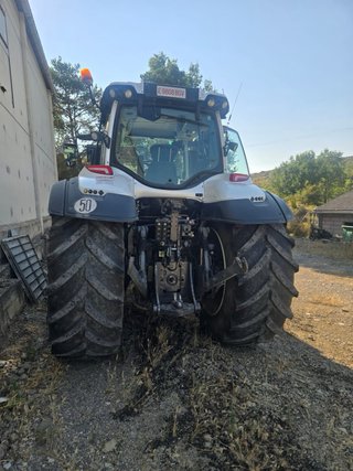 Tractor Valtra con pala frontal