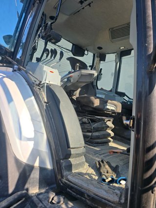 Tractor Valtra con pala frontal