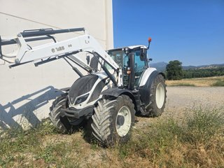 Tractor Valtra con pala frontal