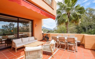 Piso en venta en Los Arqueros-Puerto del Almendro en Benahavís