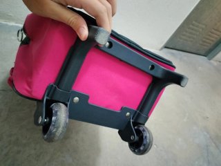 Mochila escolar con ruedas y corazón