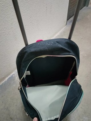 Mochila escolar con ruedas y corazón