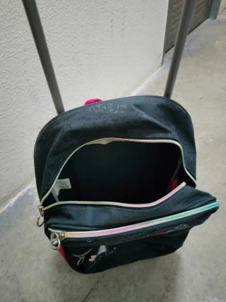 Mochila escolar con ruedas y corazón