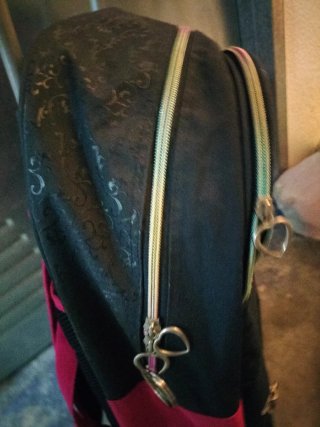 Mochila escolar con ruedas y corazón