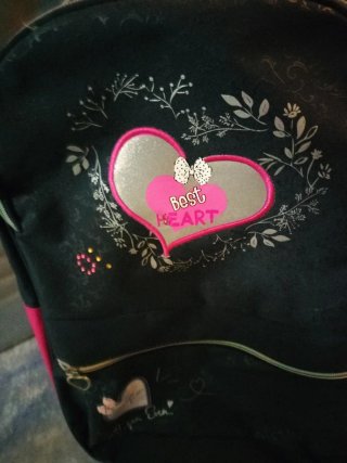Mochila escolar con ruedas y corazón