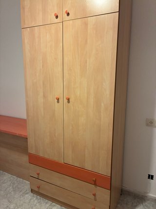 Armario juvenil madera y naranja