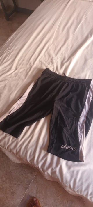 Mallas cortas Asics negras y blancas
