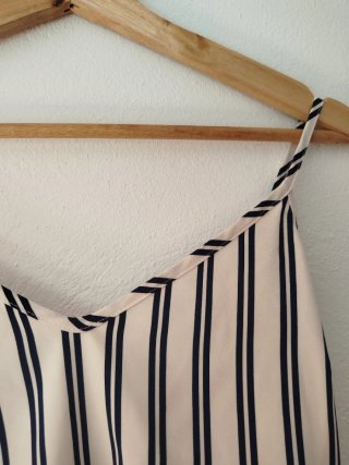 Top de tirantes blanco con rayas negras. Talla S