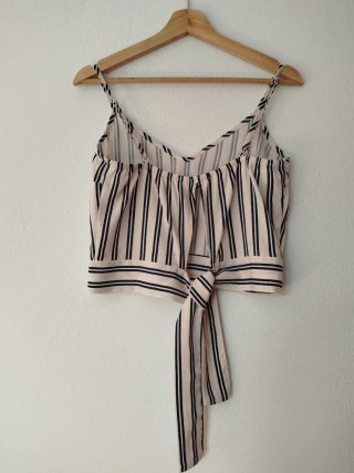 Top de tirantes blanco con rayas negras. Talla S