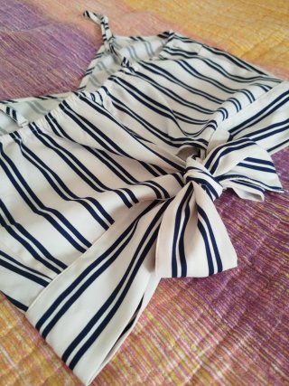 Top de tirantes blanco con rayas negras. Talla S