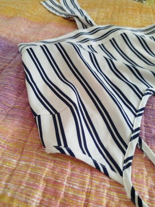 Top de tirantes blanco con rayas negras. Talla S