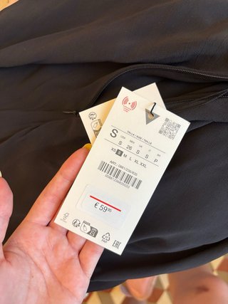 Vestido largo negro Zara con detalles grises