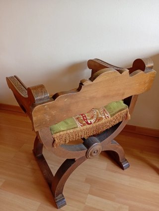 Butaca silla antigua tallada