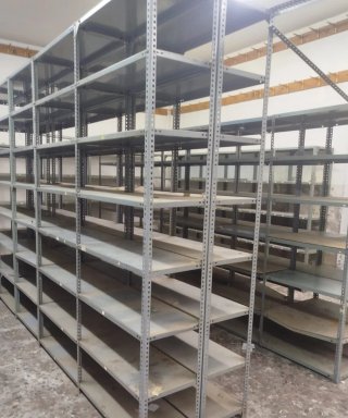 Estantería metálica gris