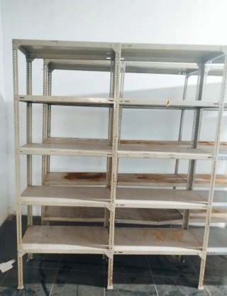 Estantería metálica gris