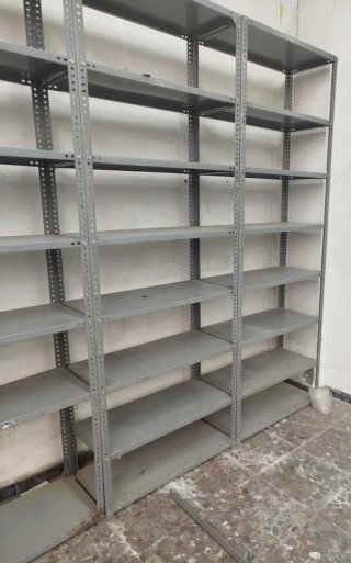 Estantería metálica gris