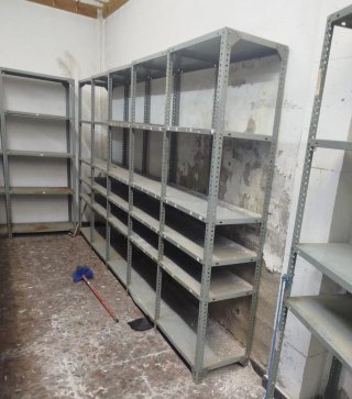 Estantería metálica gris