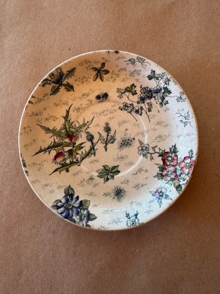 Plato antiguo floral