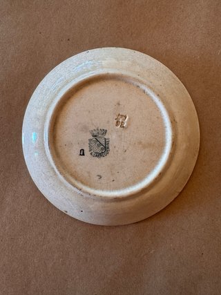 Plato antiguo floral