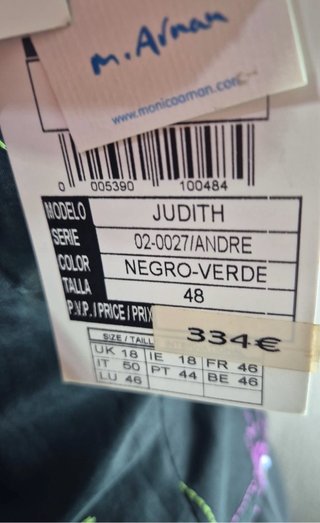 Vestido de fiesta negro con flores moradas