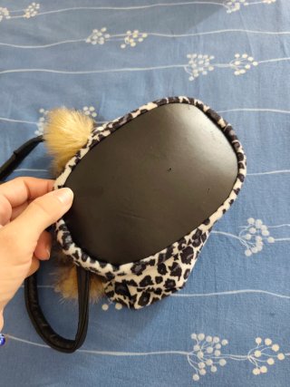 Pochette punk leopardata con pompon