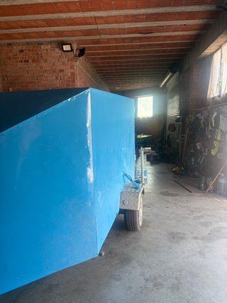 Remolque cerrado azul de un eje