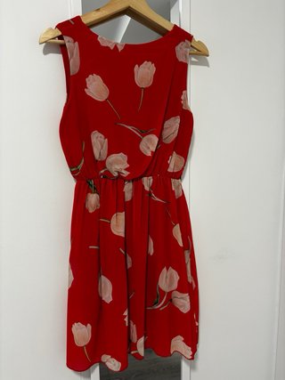 Vestido rojo con estampado floral