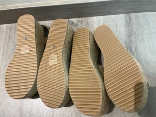 Pack de sandalias dos nuevas una usada