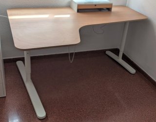 Escritorio IKEA BEKANT esquinero regulable.