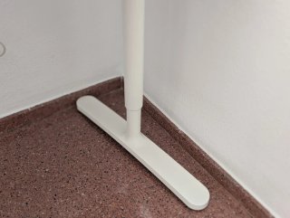 Escritorio IKEA BEKANT esquinero regulable.