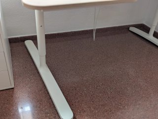 Escritorio IKEA BEKANT esquinero regulable.