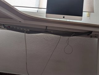 Escritorio IKEA BEKANT esquinero regulable.
