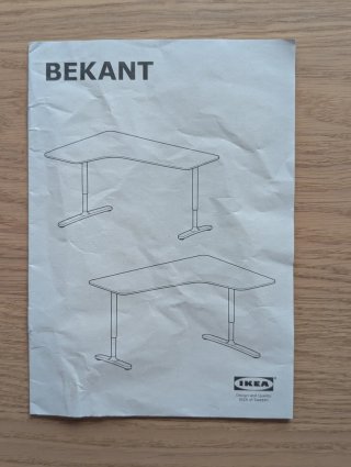 Escritorio IKEA BEKANT esquinero regulable.