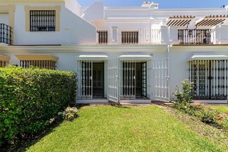 Casa adosada en venta en Los Naranjos - Las Brisas en Marbella