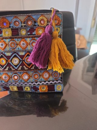 Bolso de mano bordado con espejos